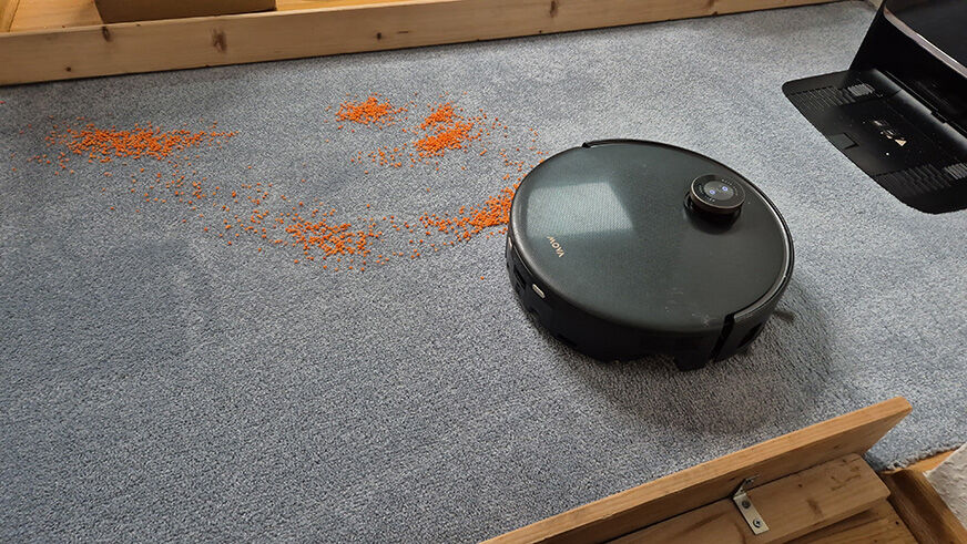 Der MOVA Z60 Ultra Roller beim Saugtest auf einem mittelgroben Teppich.